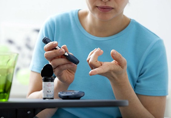 Persona activa cuidando su salud metabólica